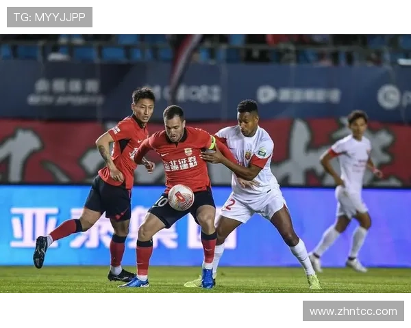 中超赛季亮点：争冠格局激烈，新势力崛起表现稳健