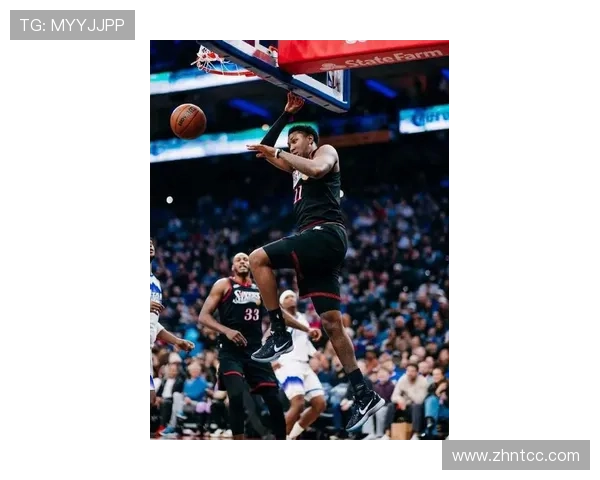 米切尔·罗宾逊内线护筐效率领先队友，篮下防守强势提升球队稳定性